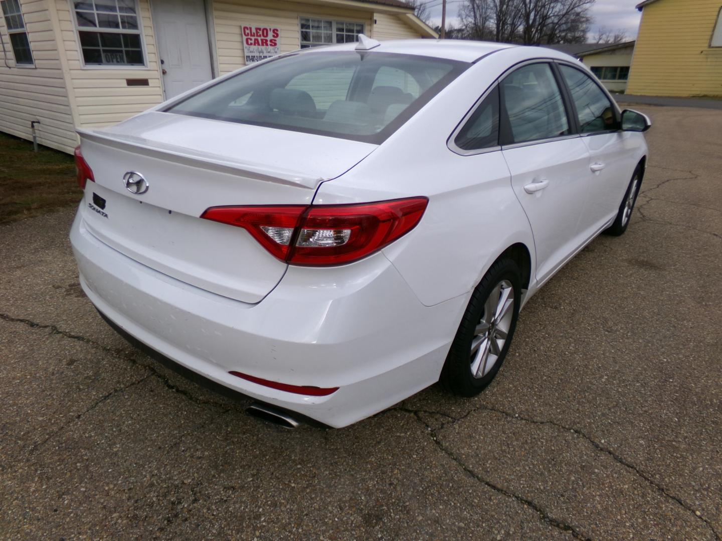 2015 White /Gray Hyundai Sonata ECO (5NPE24AF6FH) with an 1.6L L4 DOHC 16V engine, 7-Speed Automatic transmission, located at 401 First NE, Bearden, AR, 71720, (870) 687-3414, 33.726528, -92.611519 - Photo#19